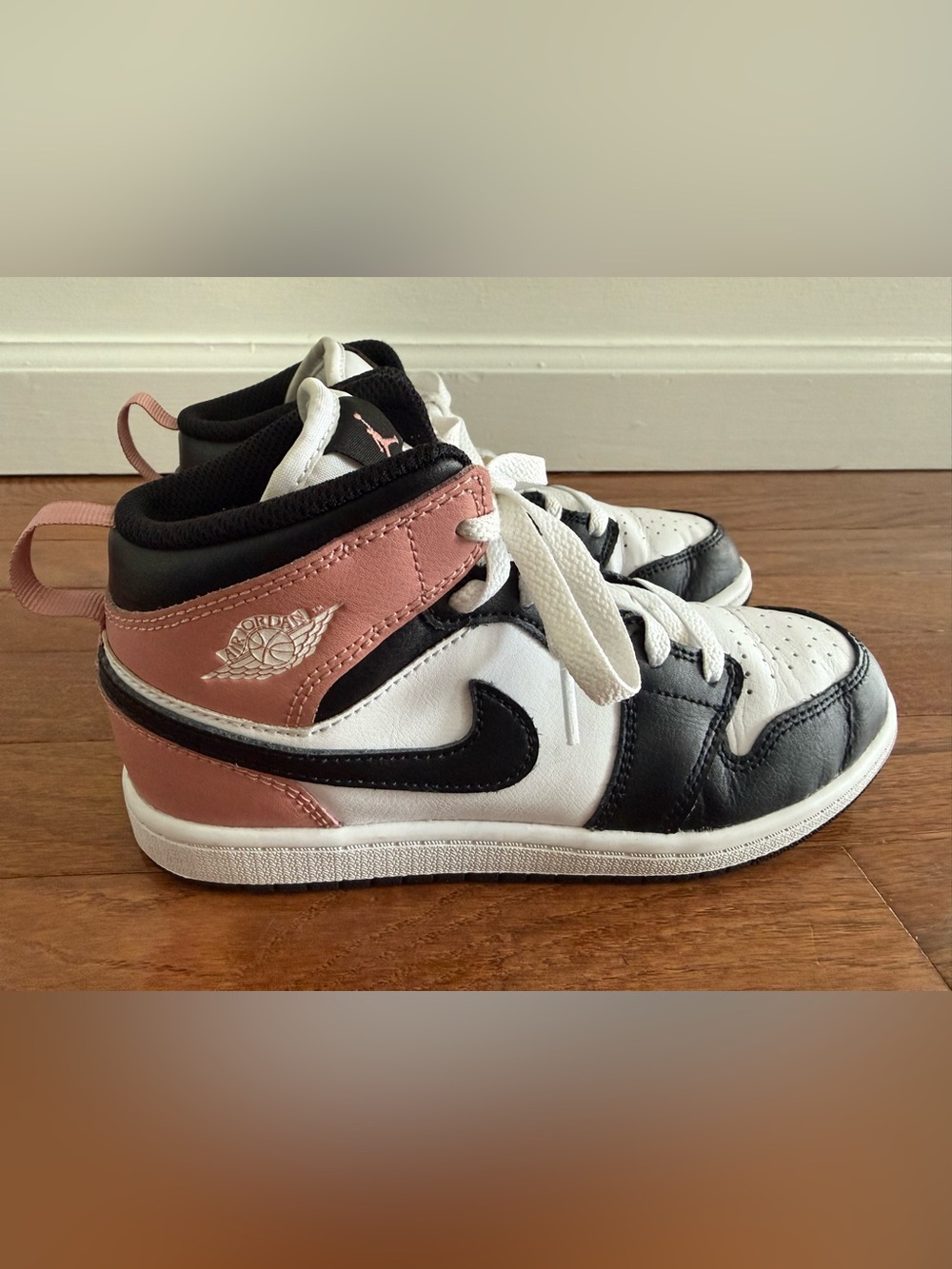 KID’S AIR JORDAN RETRO 1 MID CASUAL SHOES - Picture 7 of 10